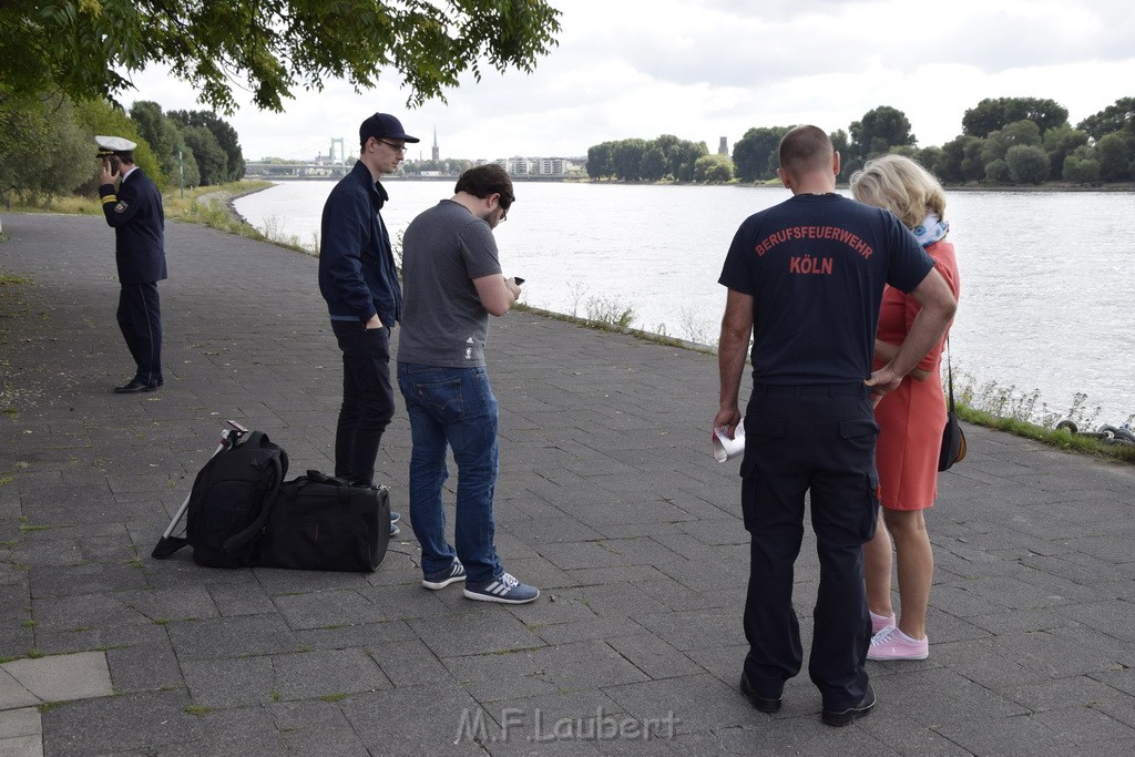 Uebung BF Taucher und Presse Koeln Zoobruecke Rhein P016.JPG - Miklos Laubert